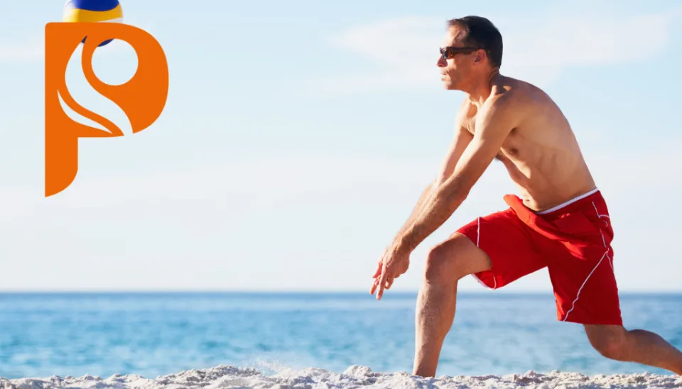 Mann am Strand in Volleyball-Abwehrhaltung
